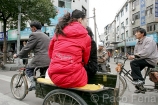 China;Asia;Oriente;Oriental;paisaje_urbano;calles_y_avenidas;trafico;vehiculos;trafico_denso;transporte;transporte_terrestre;tiendas_y_comercios;bicicleta;bicicletas;gente_y_cultura;gente;personas;sociedad;actividades_sociales;gente_paseando_en_bicicleta;bici_taxi;bicicleta_taxi;bicitaxi;razas_y_etnias;oriental_asiatico;chinos