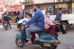 Africa;Egipto;gente;personas;nacionalidad;egipcio;Islam;islamico;musulman;musulmanes;ninos;nino;familia;padres_con_hijos;Vistas_El_Cairo;gente_en_moto;motociclista;motorista;motoristas;actividades_sociales;moto_con_tres_pasajeros