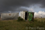 Africa;Kenia;accidentes;accidentados;accidentes_trafico;accidente_camion;transporte;medios_transporte;transportes_terrestres;vehiculos_accidentados;accidentes_en_carretera;entorno_urbano;vias_comunicacion;carretera;carretera_polvorienta;polvareda;polvo;gente;personas;sociedad;actividades_sociales;gente_en_bicicleta;bicyc;naturaleza_y_medioambiente;medioambiental;climatologia;clima;cielo;nubes_tormenta