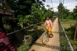 Asia;Camboya;Sudeste_Asiatico;tropico;zonas_tropicales;gente;personas;sociedad;razas_y_etnias;oriental_asiatico;camboyanos;entorno_urbano;puente;puentes;puente_sobre_rio;puente_hierro;gente_en_bicicleta;transporte;medios_transporte;transporte_terrestre;bicicleta;bicicletas;ninos;naturaleza_y_medioambiente;medioambiental;bosques;forestal;bosque_humedo_tropical;rio;rios;medio_rural;pueblos_rurales;aldeas_rurales;paisajes;paisaje_rural;actividades_sociales;gente_en_medio_rural