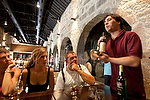 Europa;Portugal;Oporto;tiendas_y_comercios;bodega_vino;gente;personas;bebiendo;beber;bebidas;bebidas_alcoholicas;alcohol;vino;vino_Oporto;Vinho_do_Porto;ocio;visitas_turisticas;turista;turistas