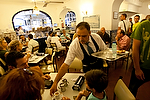 Europa;Portugal;Lisboa;entorno_urbano;tiendas_y_comercios;tienda_pasteles;pasteleria;ocio;visitas_turisticas;turista;turistas;gente;personas;gente_trabajando;trabajadores;trabajo;dependientes;vendedores;actividades_sociales;camarero