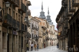 entorno_urbano;calles_y_avenidas;edificios;gente;personas;sociedad;actividades_sociales;gente_paseando_por_ciudad;gente_caminando;gente_en_calles;objetos;iconos_y_emblemas;simbolos;bandera;banderas;bandera_de