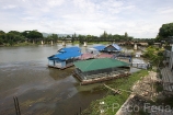 Asia;Sudeste_Asiatico;Tailandia;monumental_e_historico;monumentos;puente_sobre_rio_Kwai;naturaleza_y_medioambiente;medioambiental;masas_agua;agua;rio;rios;rio_Kwai;puente;puentes;puente_sobre_rio;puente_hierro;casas_junto_al_rio;casas_flotantes;tropico;zonas_tropicales