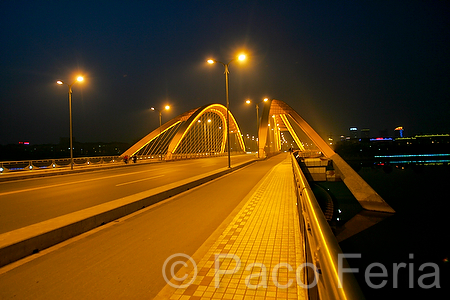 Asia;China;Oriental;Oriente;entorno_urbano;vista_nocturna;iluminacion_nocturna;nocturna;nocturno;iluminacion_artificial;luces_neon;rio;rios;puente_elevado;puente_colgante;puente;puente_sobre_rio;calles_y_avenidas;puentes;arquitectura;estilos_arquitectonicos;nocturnas;edificios_iluminados_noche