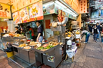 Asia;China;Oriental;Oriente;entorno_urbano;calles_y_avenidas;acera;gente;personas;sociedad;actividades_sociales;gente_comprando;tiendas_y_comercios;tienda_alimentacion;fruteria;gente_trabajando;trabajadores;trabajo;dependientes;vendedores;alimentacion;alimentos;comida;nutricion;fruta;frutas;fruto;mobiliario_urbano;carteles_publicitarios;conceptos;escritura;letras_chinas;ideograma