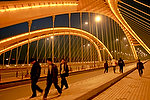 Asia;China;Oriental;Oriente;entorno_urbano;vista_nocturna;iluminacion_nocturna;nocturna;nocturno;iluminacion_artificial;luces_neon;rio;rios;puente_elevado;puente_colgante;puente;puente_sobre_rio;calles_y_avenidas;puentes;arquitectura;estilos_arquitectonicos;nocturnas;edificios_iluminados_noche