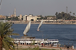 Africa;Egipto;agua;rio;rios;rio_Nilo;navegacion;navegando;barco;barcos;transporte;medios_transporte;Transporte_fluvial;faluca;horizonte;perfil;puesta_Sol;atardecer;ocaso;Falucas_navegando_en_rio_Nilo