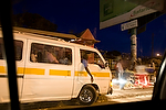 Africa;Kenia;entorno_urbano;calles_y_avenidas;trafico;vehiculos;vehiculos_circulando;transporte;medios_transporte;transportes_terrestres;transporte_publico;matatu;vista_nocturna;iluminacion_nocturna;nocturnas;nocturno;iluminacion_artificial;gente;personas;sociedad;actividades_sociales;gente_viajando;pasajeros;viajeros