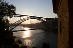 Europa;Portugal;Oporto;naturaleza_y_medioambiente;medioambiental;masas_agua;agua;rio;rios;Rio_Duero;paisajes;puesta_Sol;atardecer;ocaso;delta;puente;monumental_e_historico;monumentos;puente_Don_Luis_I;luz;iluminacion;noche;nocturno;entorno_urbano;vista_nocturna;de_noche;iluminacion_nocturna;nocturnas