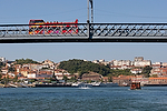 Europa;Portugal;Oporto;naturaleza_y_medioambiente;medioambiental;masas_agua;agua;rio;rios;Rio_Duero;delta;puente;navegacion;navegando;barco;barcos;monumental_e_historico;monumentos;puente_Don_Luis_I;entorno_urbano;calles_y_avenidas;trafico;vehiculos;vehiculos_circulando;transporte;medios_transporte;transportes_terrestres;transporte_publico;autobus;autobuses;ocio;visitas_turisticas;turista;turistas