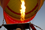 Africa;Egipto;transporte;medios_transporte;transporte_aereo;globo_aerostatico;volar;volando;viajar;viajando;Viaje_en_globo_sobre_Valle_Reyes;naturaleza_y_medioambiente;medioambiental;paisajes;salida_del_Sol;al_alba;amanecer