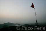 China;Asia;Oriente;Oriental;naturaleza_y_medioambiente;medioambiental;paisajes;puesta_Sol;atardecer;ocaso;montana;montanas;conceptos;soledad;objetos;iconos_y_emblemas;bandera;banderas;simbolos;gente;personas;sociedad;actividades_sociales;persona_solitaria;persona_en_soledad;bandera_China