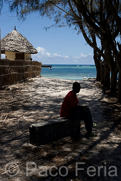 Africa;Kenia;paises_en_vias_desarrollo;Tercer_Mundo;naturaleza_y_medioambiente;medioambiental;masas_agua;agua;mares_y_oceanos;mar;oceano_Índico;paisajes;paisaje_tropical;ocio;gente_en_playa;playa;playas