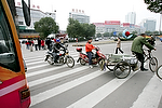 Asia;China;Oriental;Oriente;transporte;transporte_terrestre;bicicleta;bicicletas;paisaje_urbano;calles_y_avenidas;paso_cebra;moto;motocicleta;peatones;edificios;gente_y_cultura;gente;personas;sociedad;razas_y_etnias;oriental_asiatico;chinos