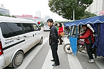 Asia;China;Oriental;Oriente;paisaje_urbano;calles_y_avenidas;paso_cebra;peatones;gente_y_cultura;gente;personas;sociedad;actividades_sociales;gente_paseando;transporte;transporte_terrestre;motocarro;coche;coches;vehiculo;razas_y_etnias;oriental_asiatico;chinos