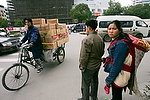 Asia;oriental_asiatico;China;Oriental;Oriente;gente_y_cultura;gente;personas;sociedad;mujer;mujeres;razas_y_etnias;chinos;pareja;padres;madre;padre;bebe;bebes;recien_nacido;transporte;transporte_terrestre;bicicleta;bicicletas;familia;padres_con_hijos;transporte_mercancia;oriental_asiatico