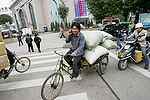 Asia;oriental_asiatico;China;Oriental;Oriente;gente_y_cultura;gente;personas;sociedad;mujer;mujeres;razas_y_etnias;chinos;transporte;transporte_terrestre;bicicleta;bicicletas;transporte_mercancia;actividades_sociales;Gente_hablando_por_telefono;paisaje_urbano;calles_y_avenidas;paso_cebra;trafico;vehiculos;objetos;electronica_tecnologia;tecnologia;comunicacion;telefono_movil;celular;trafico_denso;oriental_asiatico