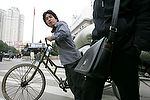 Asia;oriental_asiatico;China;Oriental;Oriente;gente_y_cultura;gente;personas;sociedad;mujer;mujeres;razas_y_etnias;chinos;transporte;transporte_terrestre;bicicleta;bicicletas;transporte_mercancia;actividades_sociales;Gente_hablando_por_telefono;paisaje_urbano;calles_y_avenidas;paso_cebra;trafico;vehiculos;objetos;electronica_tecnologia;tecnologia;comunicacion;telefono_movil;celular;trafico_denso;oriental_asiatico