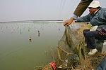 Asia;China;Oriental;Oriente;gente_y_cultura;gente;personas;sociedad;razas_y_etnias;oriental_asiatico;chinos;hombre;hombres;naturaleza_y_medioambiente;medioambiental;masas_agua;agua;estanque;medio_rural;criadero_perlas;ocio;pesca;actividades_sociales;gente_pescando;pescadores;peces;pez