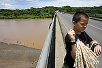 centroamerica_America_Central;naturaleza_y_medioambiente;medioambiental;parques_nacionales;parque_nacional_Carara_rio_Tarcoles;gente;personas;sociedad;actividades_sociales;gente_trabajando;trabajadores;trabajo;ninos_trabajadores;Vendedores_ambulantes;masas_agua;agua;rio;rios;tropico;zonas_tropicales;puente;puentes;puente_sobre_rio;animales;zoologia;vida_salvaje;oviparos;reptiles;cocodrilo;cocodrilos;razas_y_etnias;latinoamericano