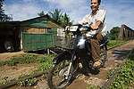 Asia;Camboya;Sudeste_Asiatico;tropico;zonas_tropicales;gente;personas;sociedad;razas_y_etnias;oriental_asiatico;camboyanos;transporte;medios_transporte;transporte_terrestre;moto;motocicleta;gente_en_moto;motociclista;motorista;motoristas;motorista_sin_casco;puente;puentes;puente_hierro;puente_sobre_rio;vas_del_tren;medio_rural;pueblos_rurales;aldeas_rurales;naturaleza_y_medioambiente;medioambiental;paisajes;paisaje_rural;actividades_sociales;gente_en_medio_rural