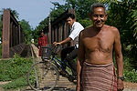 Asia;Camboya;Sudeste_Asiatico;tropico;zonas_tropicales;gente;personas;sociedad;razas_y_etnias;oriental_asiatico;camboyanos;vias_comunicacion;puente;puentes;puente_hierro;puente_sobre_rio;gente_en_bicicleta;medio_rural;pueblos_rurales;aldeas_rurales;naturaleza_y_medioambiente;medioambiental;paisajes;paisaje_rural;actividades_sociales;gente_en_medio_rural