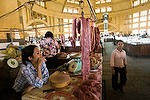 Asia;Camboya;Sudeste_Asiatico;tropico;zonas_tropicales;gente;personas;sociedad;razas_y_etnias;oriental_asiatico;camboyanos;lugares_trabajo;entorno_urbano;tiendas_y_comercios;mercado;mercadillo;mercados;gente_trabajando;trabajadores;trabajo;mujeres_trabajadoras;mujer_trabajadora;dependienta;alimentacion;alimentos;comida;nutricion;carne;carnicos