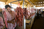 Asia;Camboya;Sudeste_Asiatico;tropico;zonas_tropicales;gente;personas;sociedad;razas_y_etnias;oriental_asiatico;camboyanos;lugares_trabajo;entorno_urbano;tiendas_y_comercios;mercado;mercadillo;mercados;gente_trabajando;trabajadores;trabajo;mujeres_trabajadoras;mujer_trabajadora;dependienta;alimentacion;alimentos;comida;nutricion;carne;carnicos