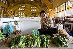 Asia;Camboya;Sudeste_Asiatico;tropico;zonas_tropicales;gente;personas;sociedad;razas_y_etnias;oriental_asiatico;camboyanos;lugares_trabajo;entorno_urbano;tiendas_y_comercios;mercado;mercadillo;mercados;gente_trabajando;trabajadores;trabajo;mujeres_trabajadoras;mujer_trabajadora;dependienta;alimentacion;alimentos;comida;nutricion;vegetales_hortalizas