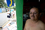 centroamerica_America_Central;gente;personas;sociedad;hombre;hombres;paisaje_urbano;calles_y_avenidas;acera;tiendas_y_comercios;Locutorios_e_internet;ninos;ninas;nina;deficiencias_fisicas;persona_miope;persona_con_gafas_graduadas;conceptos;paises_en_vias_desarrollo;Tercer_Mundo;tropico;zonas_tropicales;razas_y_etnias;latinoamericano