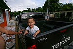 centroamerica_America_Central;conceptos;paises_en_vias_desarrollo;Tercer_Mundo;gente;personas;sociedad;bebe;bebes;recien_nacido;transporte;medios_transporte;transporte_terrestre;Pick_Up;camioneta;coche;coches;vehiculo;vehiculos;paisaje_urbano;calles_y_avenidas;tropico;zonas_tropicales;razas_y_etnias;latinoamericano