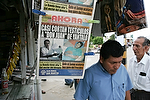 America_del_Sur;Sudamerica;tropico;zonas_tropicales;gente;personas;sociedad;razas_y_etnias;nativo_americano;sudamericano;latinoamericano;indigenas;actividades_sociales;gente_paseando_por_ciudad;gente_caminando;gente_en_calles;entorno_urbano;tiendas_y_comercios;Kiosko;venta_periodicos;diarios;prensa_diaria