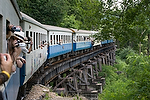 Asia;Sudeste_Asiatico;Tailandia;ferrocarril;ferrocarriles;medios_transporte;monumental_e_historico;monumentos;transporte;transporte_publico;transporte_terrestre;tren;el_tren_Muerte;trenes;tropico;vias_del_tren;turistas;zonas_tropicales;puente;puentes;puente_elevado;ocio;visitas_turisticas;turista;grupo_turistas;gente;personas;sociedad;turista_con_camara