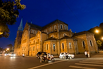 Asia;Sudeste_Asiatico;Vietnam;tropico;zonas_tropicales;cultura;ritos_y_creencias;edificios_religiosos;catedral;Catedral_Notre_Dame;entorno_urbano;calles_y_avenidas;vista_nocturna;iluminacion_nocturna;nocturnas;nocturno;religiones;creyentes;religion;Cristianismo;cristianos;catolicismo;edificios_iluminados_noche;trafico;vehiculos;vehiculos_circulando