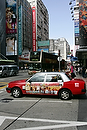 Asia;China;Oriental;Oriente;transporte;medios_transporte;transporte_terrestre;transporte_publico;taxi;coche;coches;vehiculos;vehiculo;entorno_urbano;edificios;rascacielos;conceptos;colores;color;rojo;calles_y_avenidas;trafico;vehiculos_circulando;mobiliario_urbano;carteles_publicitarios;publicidad