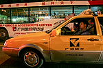 Asia;China;Oriental;Oriente;vista_nocturna;iluminacion_nocturna;nocturna;nocturno;entorno_urbano;transporte;medios_transporte;transporte_terrestre;transporte_publico;taxi;coche;coches;vehiculos;vehiculo;gente;personas;sociedad;actividades_sociales;gente_trabajando;trabajadores;trabajo;taxista;calles_y_avenidas;trafico;vehiculos_circulando