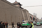 Asia;China;entorno_urbano;calles_y_avenidas;trafico;vehiculos;vehiculos_circulando;gente;personas;sociedad;caminar;andar;caminando;actividades_sociales;gente_paseando;monumental_e_historico;monumentos;murallas