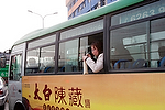 Asia;China;entorno_urbano;calles_y_avenidas;trafico;vehiculos;vehiculos_circulando;gente;personas;sociedad;caminar;andar;caminando;transporte;medios_transporte;transportes_terrestres;transporte_publico;autobus;autobuses;viajar;pasajero;pasajeros;escritura;idiomas;letras;letras_chinas;caracteres_chinos;ideograma