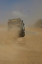 Africa;Kenia;entorno_urbano;vias_comunicacion;carretera_tierra;carretera_sin_asfaltar;paises_en_vias_desarrollo;Tercer_Mundo;paises_pobres;pobreza;naturaleza_y_medioambiente;medioambiental;paisajes;paisaje_rural;carretera_en_construccion;carretera_polvorienta;polvareda;polvo;trafico;vehiculos;vehiculos_circulando;coches;4x4;todo_terreno