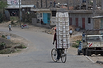 Africa;Kenia;gente;personas;sociedad;razas_y_etnias;africano;negroide;subsaharianos;entorno_urbano;calles_y_avenidas;actividades_sociales;gente_paseando_por_ciudad;gente_caminando;gente_en_calles;paises_en_vias_desarrollo;Tercer_Mundo;paises_pobres;pobreza;gente_trabajando;trabajadores;trabajo;transporte_mercancias;transportista;transporte;medios_transporte;transportes_terrestres;bicicleta;bicicletas;transporte_mercancias_en_bicicleta