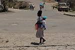 Africa;Kenia;gente;personas;sociedad;razas_y_etnias;africano;negroide;subsaharianos;entorno_urbano;calles_y_avenidas;actividades_sociales;gente_paseando_por_ciudad;gente_caminando;gente_en_calles;paises_en_vias_desarrollo;Tercer_Mundo;paises_pobres;pobreza;ninos;bebe;bebes;mujer;mujeres;familia;madre_con_sus_hijos;mujer_con_bebe_en_espalda