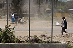 Africa;Kenia;gente;personas;sociedad;razas_y_etnias;africano;negroide;subsaharianos;entorno_urbano;calles_y_avenidas;actividades_sociales;gente_paseando_por_ciudad;gente_caminando;gente_en_calles;calles_en_obras;reformas;vias_comunicacion;carretera_polvorienta;polvareda;polvo;paises_en_vias_desarrollo;Tercer_Mundo;paises_pobres;pobreza;mujeres;mujer;hombre;hombres