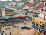 Asia;Camboya;Sudeste_Asiatico;entorno_urbano;calles_y_avenidas;tiendas_y_comercios;mercado;mercadillo;casas;trafico;coches_circulando;vehiculos;vehiculos_circulando;gente;personas;sociedad;gente_paseando_por_ciudad;gente_caminando;gente_en_calles;tropico;zonas_tropicales;vista_aerea