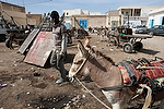 Africa;Mauritania;desierto_del_Sahara;el_Sahel;animales;animales_domesticos;animales_granja;burro;asno;burros;transporte;medios_transporte;transportes_terrestres;animales_tiro;burro_tiro;paises_en_vias_desarrollo;Tercer_Mundo;pobreza;caminar;andar;caminando;gente;personas;sociedad;jovenes;joven;adolescentes;inmigrantes;subsaharianos;raza_negra;negro;entorno_urbano;tiendas_y_comercios;mercado;mercadillo;mercados