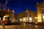 Europa;Portugal;Lisboa;transporte;medios_transporte;transportes_terrestres;tranvias;monumental_e_historico;lugares_historicos;plaza_del_comercio;luz;iluminacion;noche;nocturno;entorno_urbano;vista_nocturna;de_noche;iluminacion_nocturna;nocturnas