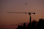 Europa;Portugal;Lisboa;paisajes;puesta_Sol;atardecer;ocaso;luz;iluminacion;noche;nocturno;entorno_urbano;vista_nocturna;de_noche;iluminacion_nocturna;nocturnas;transporte;medios_transporte;transporte_aereo;avion;aviones;avion_volando;maquinas_industriales;maquinaria_industrial;grua