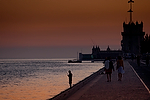 Europa;Portugal;Lisboa;paisajes;puesta_Sol;atardecer;ocaso;agua;rio;rio_Tajo;Tejo;paisaje_fluvial;delta;monumental_e_historico;monumentos;torre_Belen;gente;personas;pesca;pescadores;luz;iluminacion;noche;nocturno;entorno_urbano;vista_nocturna;de_noche;iluminacion_nocturna;nocturnas;torre