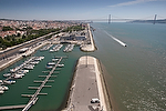 Europa;Portugal;Lisboa;agua;rio;rio_Tajo;Tejo;paisajes;paisaje_fluvial;delta;puente;navegacion;navegando;barco;barcos;muelle;puerto;entorno_urbano;vista_aerea;arquitectura;estilos_arquitectonicos;puentes;puente_25_Abril