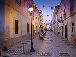 Europa;Portugal;Algarve;luz;iluminacion;noche;nocturno;entorno_urbano;vista_nocturna;de_noche;iluminacion_nocturna;nocturnas;cultura;tradiciones;tradicional;casas_tradicionales;arquitectura;casas;viviendas;objetos_iluminacion;farola